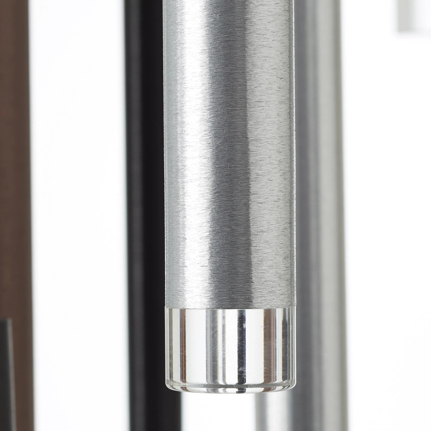 Detailaufnahme: 16-flammige LED-Pendelleuchte Cembalo in Aluminium, Schwarz und Braun.