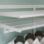 Weisse Metall-Wandschiene, 2-reihig, 200 cm, mit Regalböden und Kleiderstange als Teil eines Regalsystems.