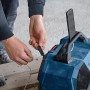 Bosch Professional GPB 18V-6C Bluetooth-Lautsprecher mit Smartphone und USB-Kabel.