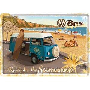 Nostalgic-Art Blechpostkarte VW Bulli mit Surfbrett am Strand. Geschenkartikel im Retro-Design.