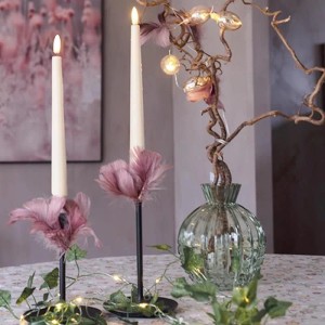 Zwei leuchtende, gelbe LED Stabkerzen mit warmweißem 3D-Flammeneffekt und Timerfunktion. Ideal für Lampen.
