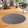 Runder, grauer Snapstyle Hochflor Teppich „Cottage“ (133cm) auf Parkettboden.
