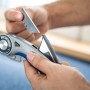 LUX Universalmesser Comfort: Hand wechselt Klinge des Cutters.