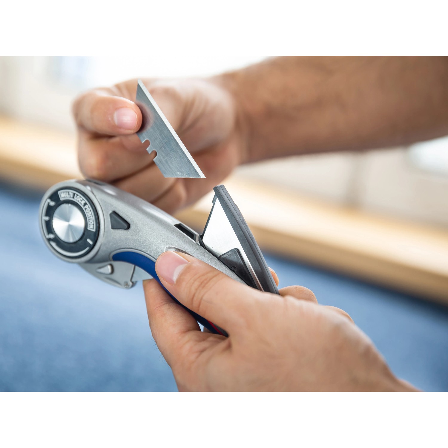 LUX Universalmesser Comfort: Hand wechselt Klinge des Cutters.