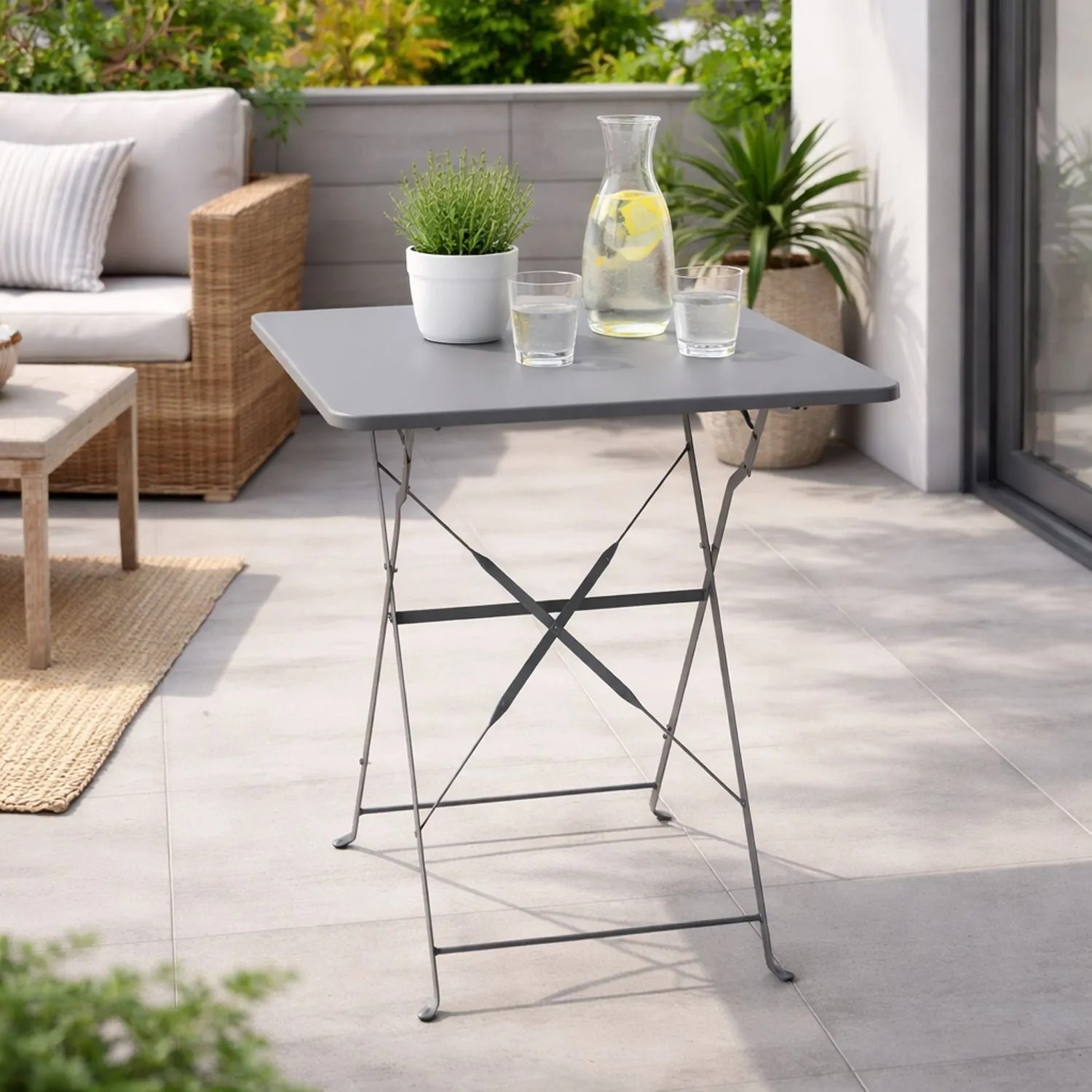 Anthrazitfarbener Mojawo Klapptisch 60x60cm auf Balkon. Stabiler Metall-Bistrotisch, klappbar für Outdoor, Camping & Garten.