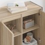 Sonoma Seitenschrank mit offenen Türen, zeigt Innenfächer und Deko. Moderner Wohnzimmerschrank aus Holzwerkstoff.