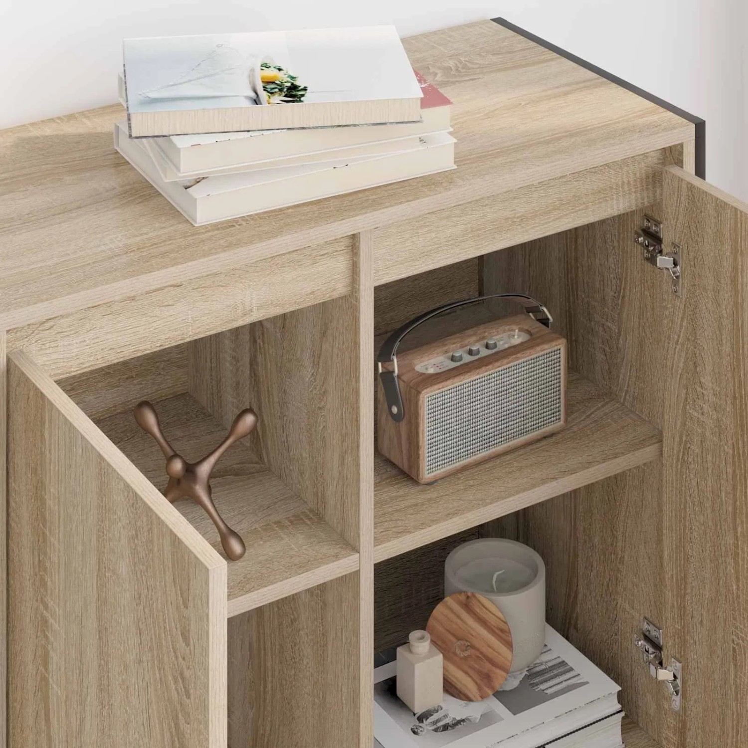 Sonoma Seitenschrank mit offenen Türen, zeigt Innenfächer und Deko. Moderner Wohnzimmerschrank aus Holzwerkstoff.