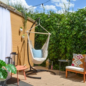 AMANKA Hängestuhl mit schwarzem Gestell im Garten, belastbar bis 150 kg.