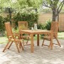 Drei klappbare Gartenstühle aus Akazien-Massivholz mit Armlehnen an einem Holztisch auf der Terrasse.