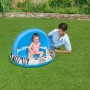 Bestway Planschbecken Safari Sun mit Zebra-Design und Sonnenschutzdach, Kind sitzt im Pool, Erwachsener daneben.