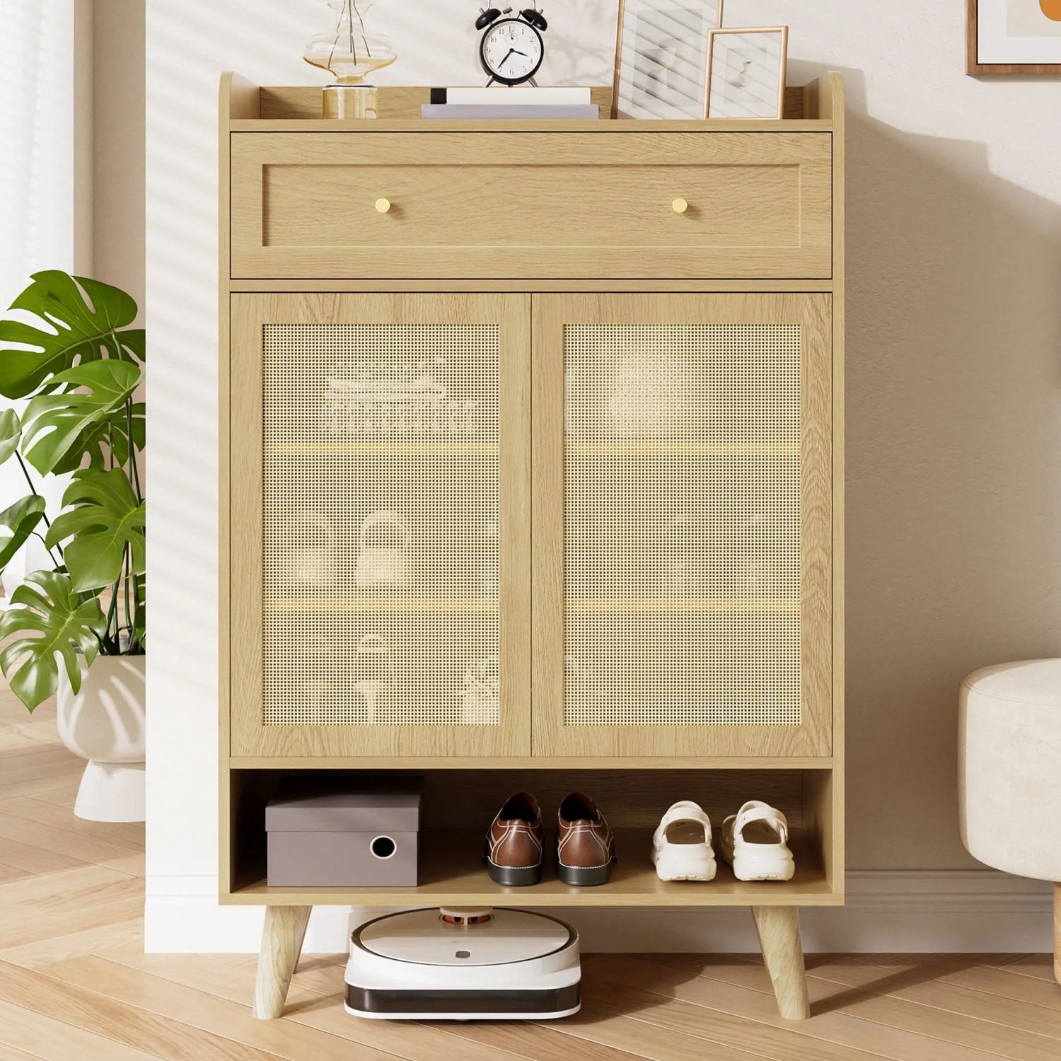 Heller Eichen-Schuhschrank mit Rattantüren, Schublade und offenem Fach. Moderner Wohnzimmerschrank für Stauraum.
