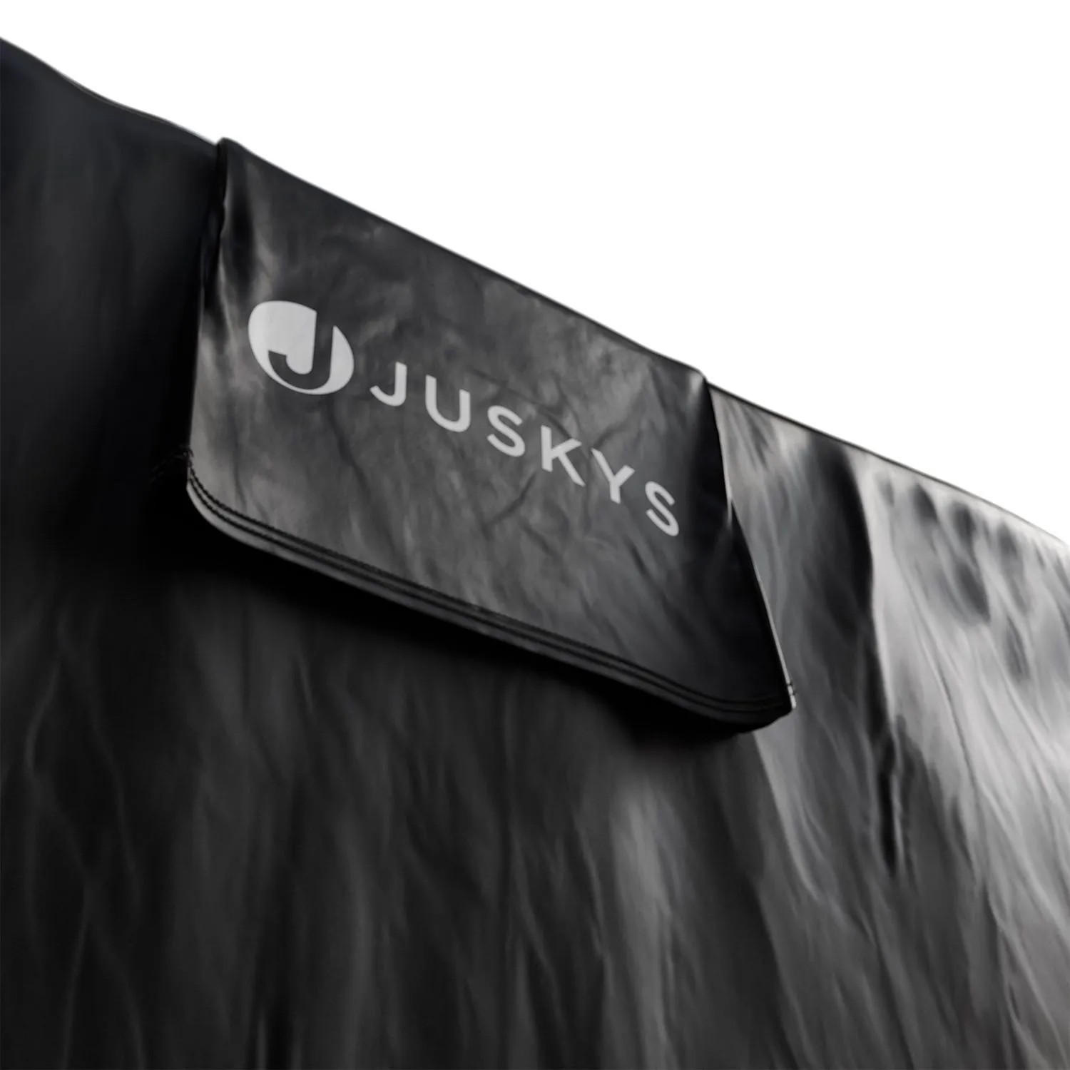 Detailaufnahme: Schwarze Juskys Gartenmöbel Abdeckung CoverSafe Pro mit Logo.