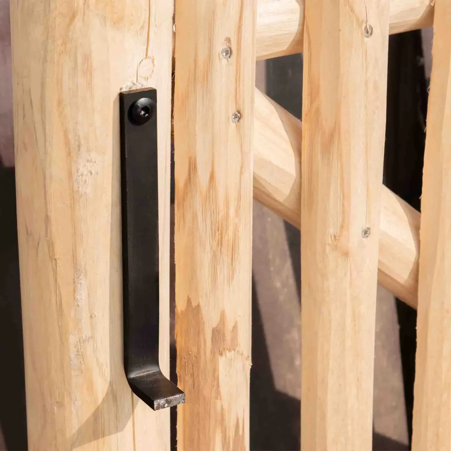 Detailaufnahme Staketenzaun-Tor Edelkastanie mit schwarzem Beschlag.
