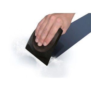 Hand benutzt OKCars Eiskratzer in Anthrazit zum Entfernen von Eis auf Autoscheibe.