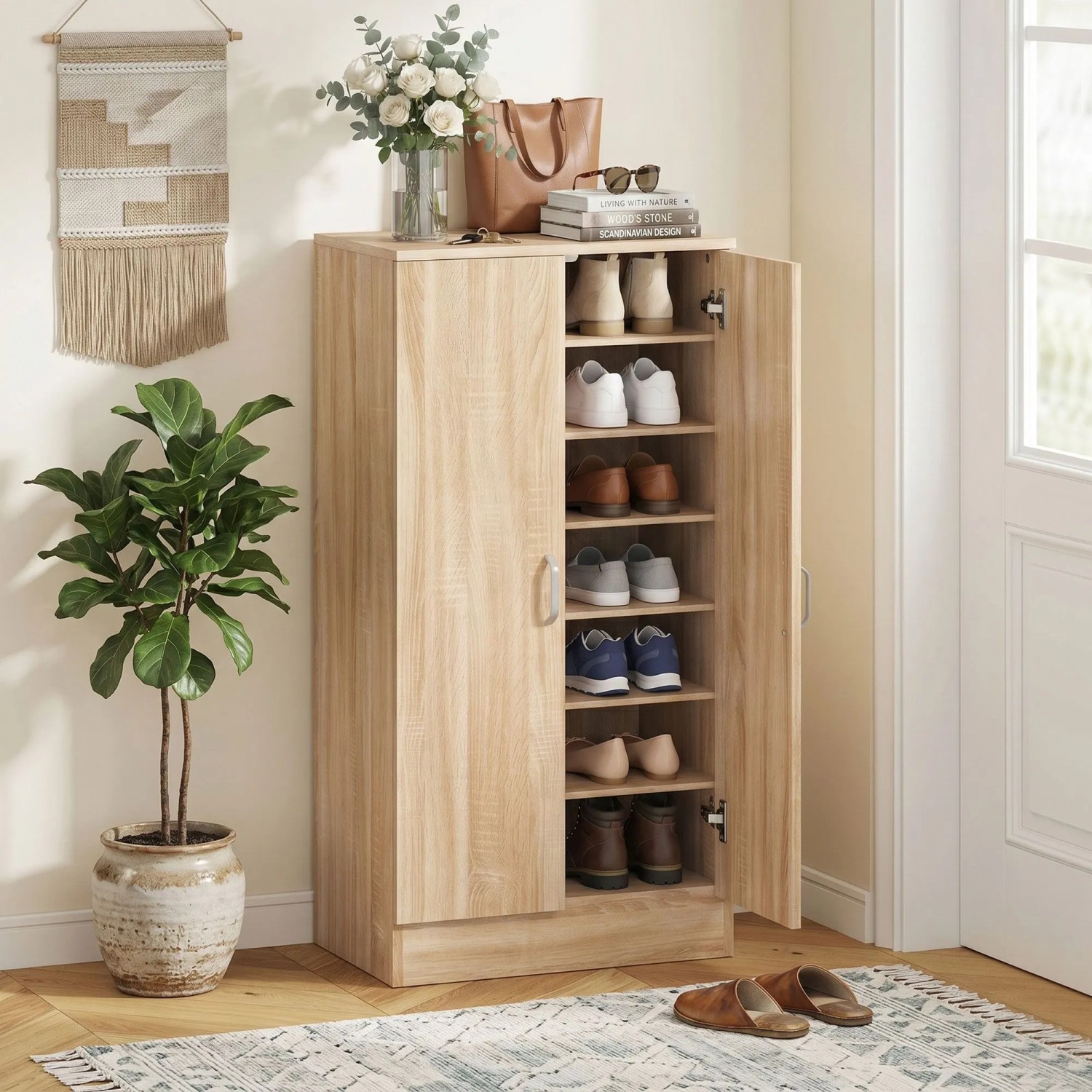 Moderner HOMCOM Schuhschrank aus heller Spanplatte in Naturholzoptik, mit offenen Türen und Schuhen, im Eingangsbereich.