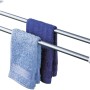 Wenko Heizkörper-Wäschetrockner Standard Weiß mit zwei Handtüchern in blau Tönen.