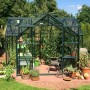 Vitavia Gewächshaus Sirius Smaragd mit Fundament, 13 m², im Garten mit Pflanzen.