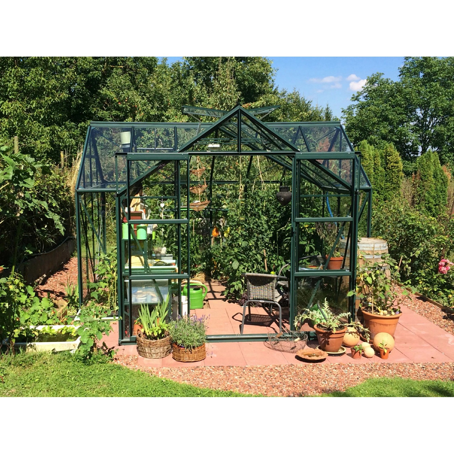 Vitavia Gewächshaus Sirius Smaragd mit Fundament, 13 m², im Garten mit Pflanzen.
