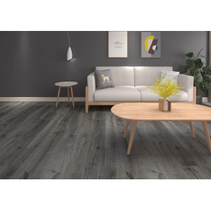 Verlegter, grauer Click-Vinylboden Heeck Eiche im Wohnraum mit Möbeln.