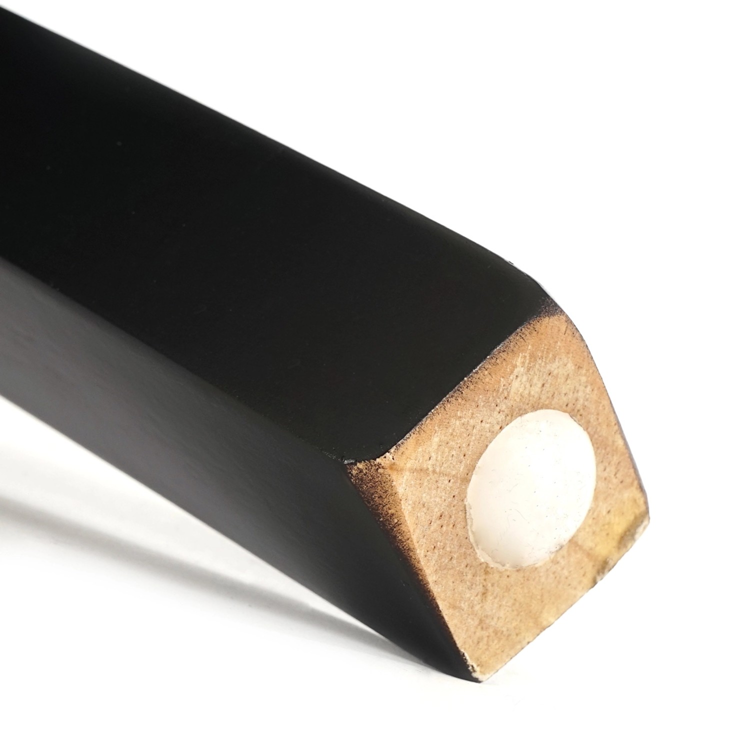 Detailaufnahme: Dunkles Holzbein mit Kunststofffuß des Chesterfield Esszimmerstuhls.