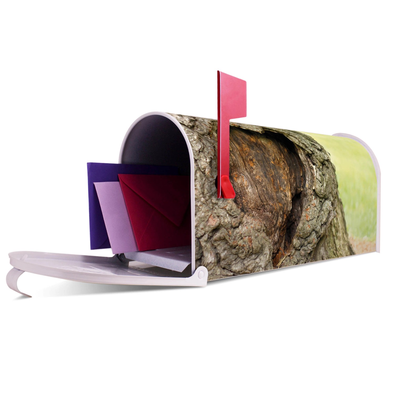 Weißer Banjado US Briefkasten mit Baum-Motiv und roter Fahne, gefüllt mit Briefen.