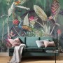 Komar Vlies Fototapete Jungle Chat, 200x250cm, mit Dschungelmotiv und bunten Vögeln.