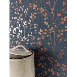 Newroom Vliestapete Emma Dark Blue mit floralem Zweig-Muster.