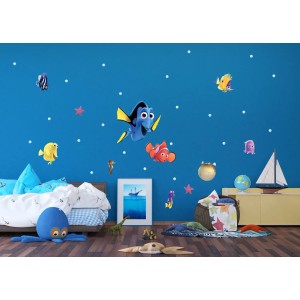 Disney Wandtattoo Findet Dorie im Kinderzimmer, blaue Wand mit Dorie, Nemo und weiteren Fischen.
