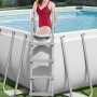 Bestway Frame Pool-Set Power Steel, 412x201x122 cm, mit Leiter und Frau im Pool.