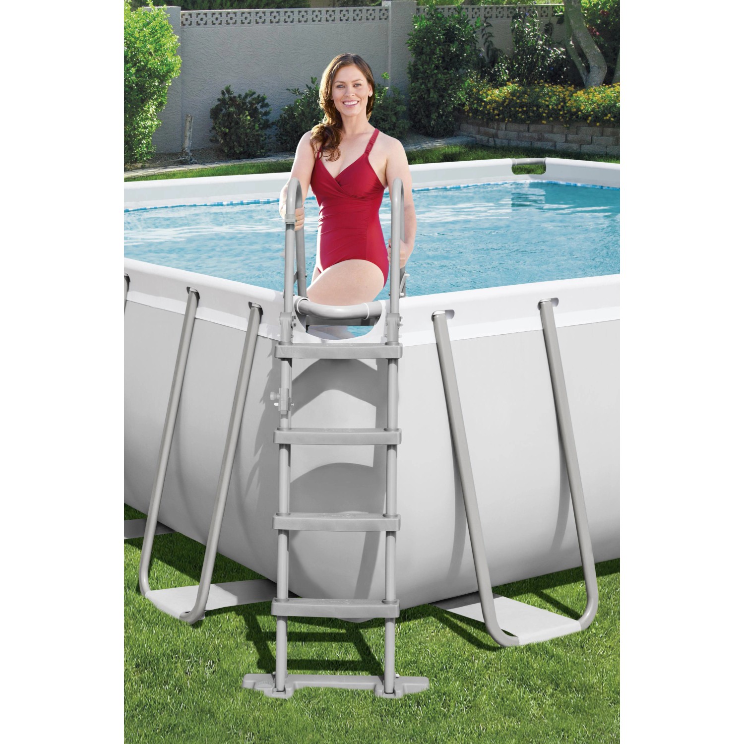 Bestway Frame Pool-Set Power Steel, 412x201x122 cm, mit Leiter und Frau im Pool.