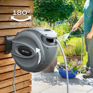 LUX Wandschlauchbox 20m im Einsatz: Automatische Aufrollung für ordentliche Gartenbewässerung.