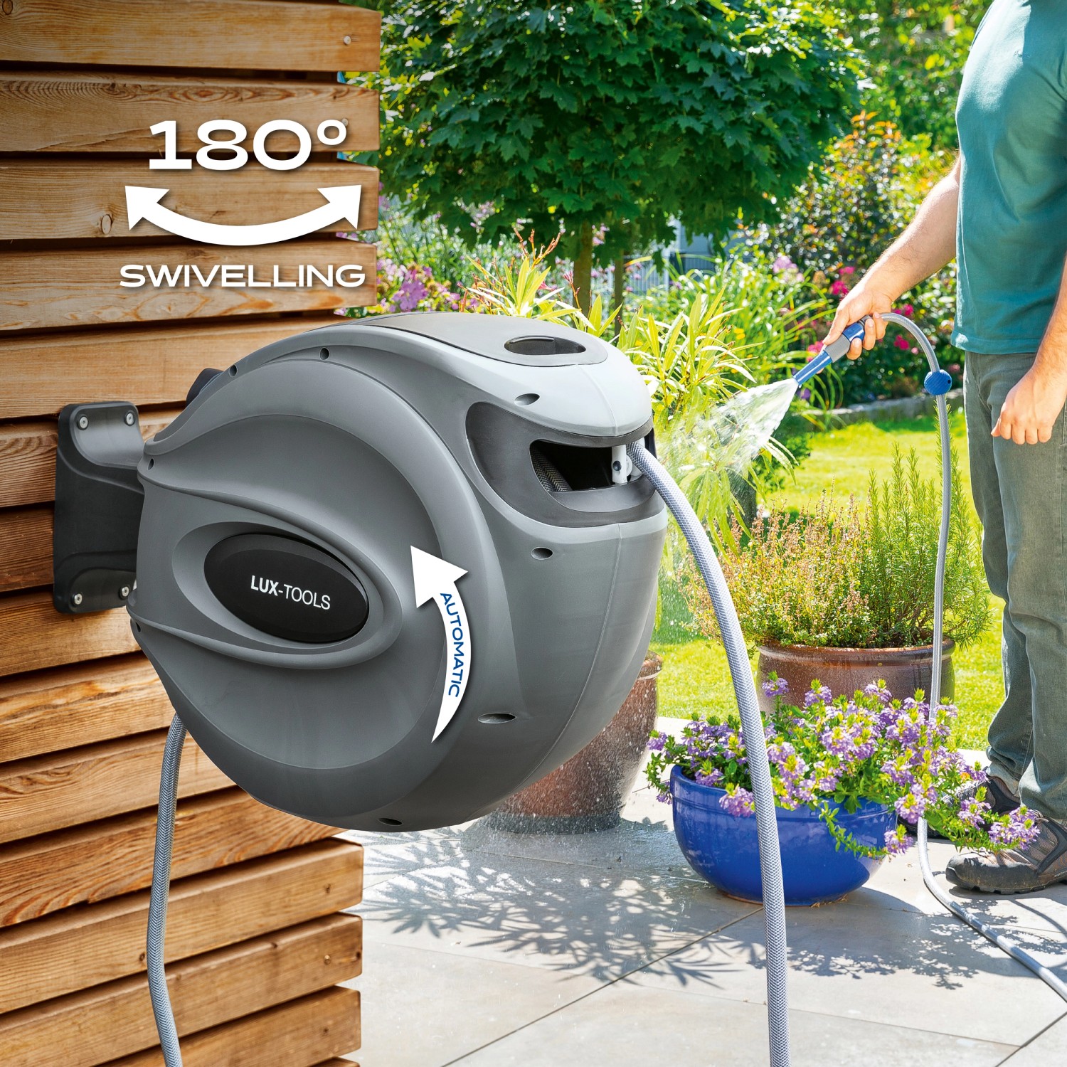 LUX Wandschlauchbox 20m im Einsatz: Automatische Aufrollung für ordentliche Gartenbewässerung.