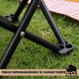 Schwarze Beine eines BigDean Campinghockers auf Gras. Robuste Verbindung und breite Füße für Stabilität beim Camping & Angeln.