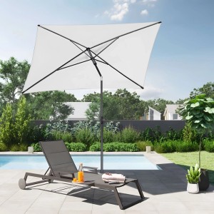 Rechteckiger, weißer Sekey Sonnenschirm (210x140 cm) neben einer Sonnenliege am Pool.