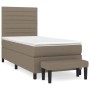 Boxspringbett Taupe 90x190 cm mit Matratze und Bank. Stoffbezogenes Bett mit hohem Kopfteil.