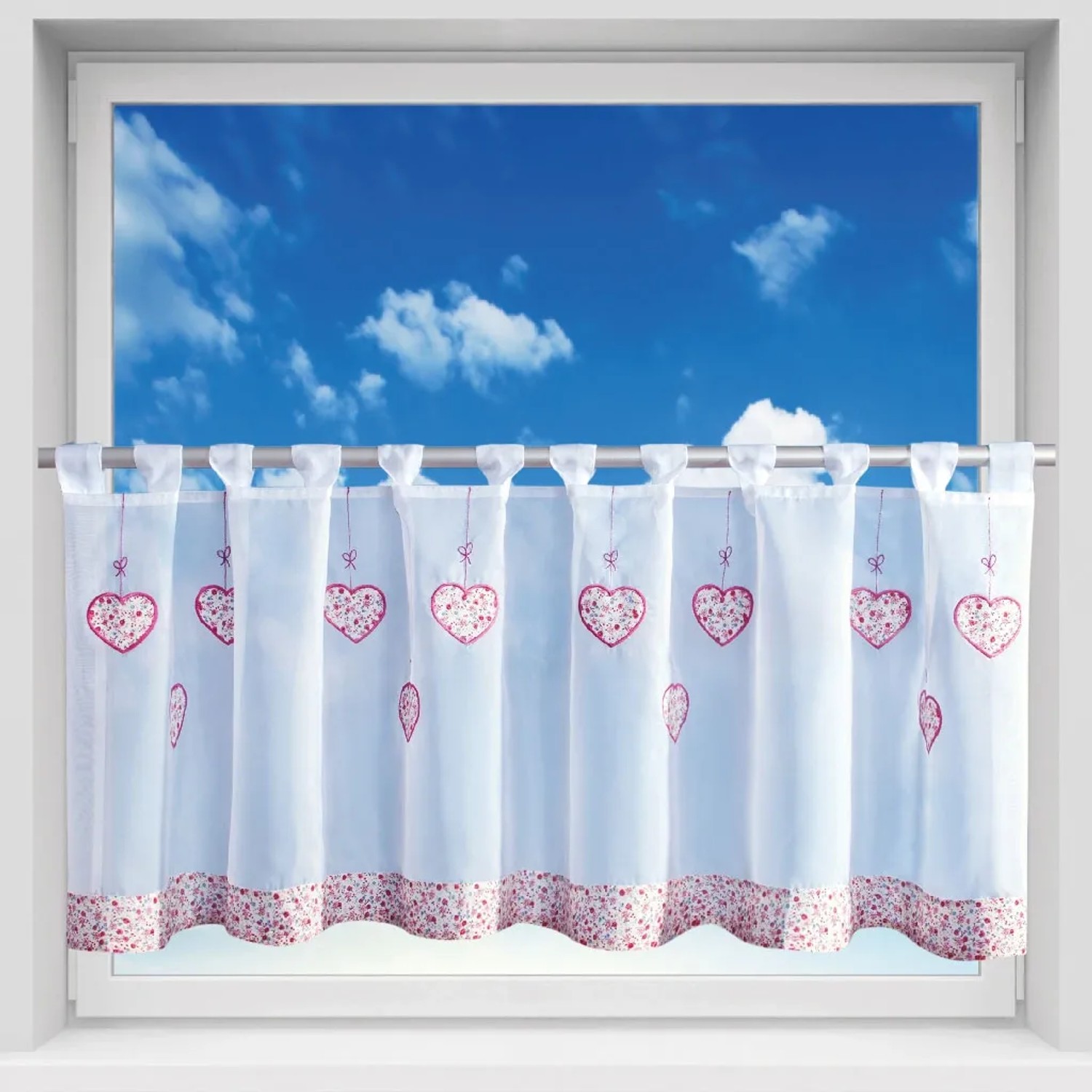 Bunte Arsvita Bistrogardine mit Herz-Motiv, 150x45 cm, mit Schlaufen zur einfachen Anbringung.