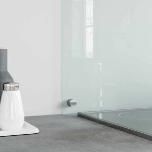 Transparente DELUKE Küchenrückwand aus Glas (100x40cm) als Spritzschutz neben einem Kochfeld.