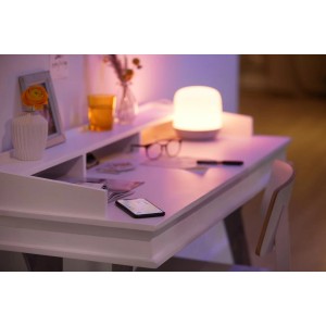 WiZ Hero LED-Tischleuchte in Weiß auf Schreibtisch mit Deko und Smartphone.