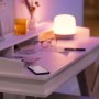 WiZ Hero LED-Tischleuchte in Weiß auf Schreibtisch mit Deko und Smartphone.