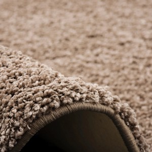 Detailaufnahme: Runder, mauvefarbener Snapstyle Hochflor Teppich Milano, Florstruktur sichtbar.