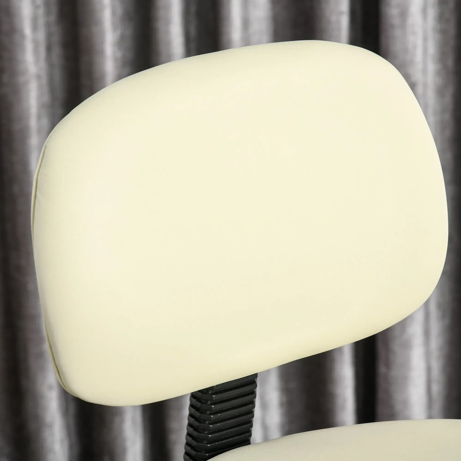 Detailansicht: Beige HOMCOM Barhocker mit Kunstlederbezug und Stahlgestell.