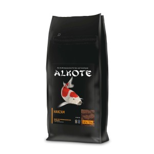 Alkote Hanzam Fischfutter-Sticks & Pellets, 2 kg Packung. Fischfutter für Kois mit Fisch-Motiv auf der Verpackung.