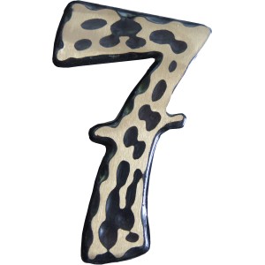 Hausnummer 7 in Messing-Schwarz, moderne Optik für die Hauswand.