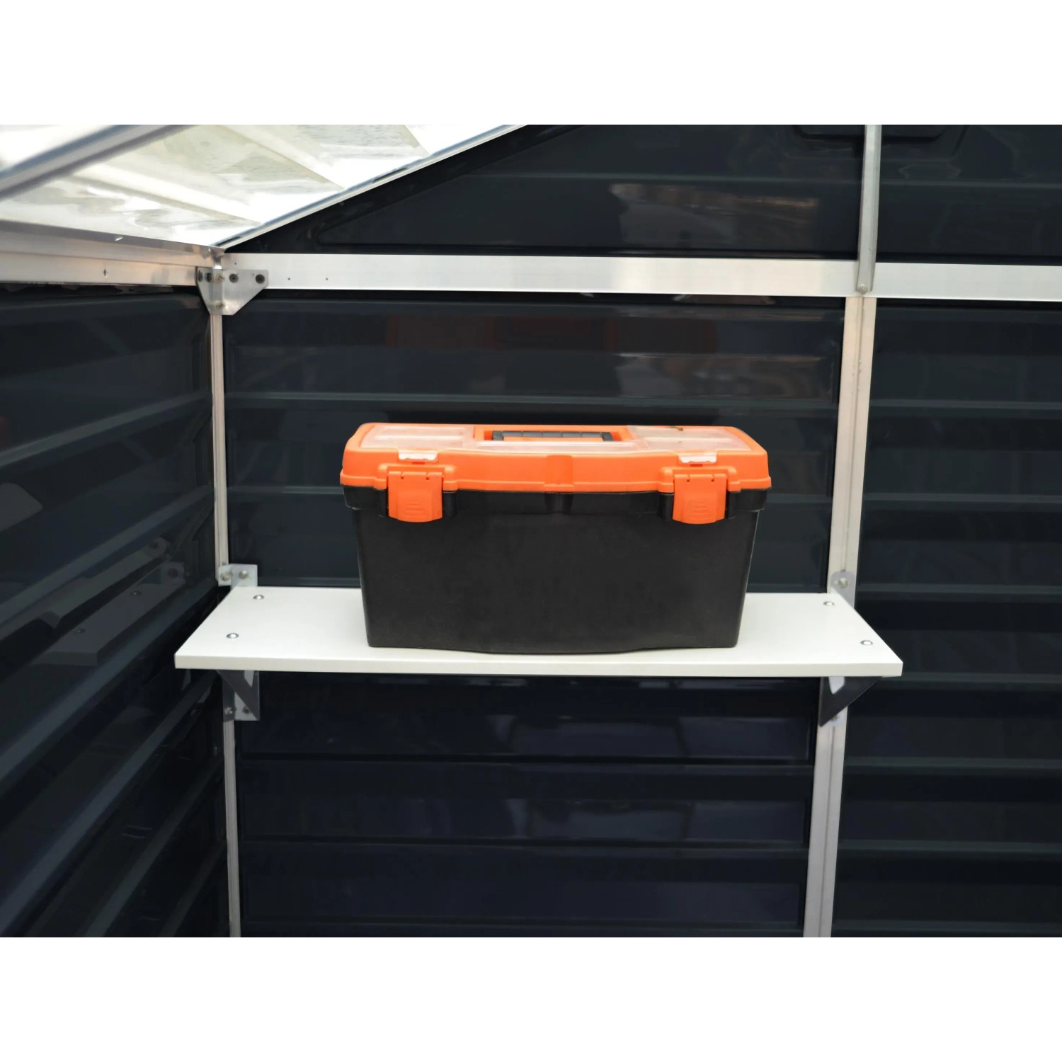 Graues Palram Gerätehaus Skylight (121x177cm) mit Werkzeugkiste auf Regal.