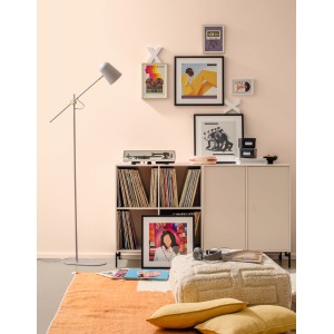 Wohnraum in Pastellorange mit Alpina Wandfarbe, Schallplattenspieler und Teppich.