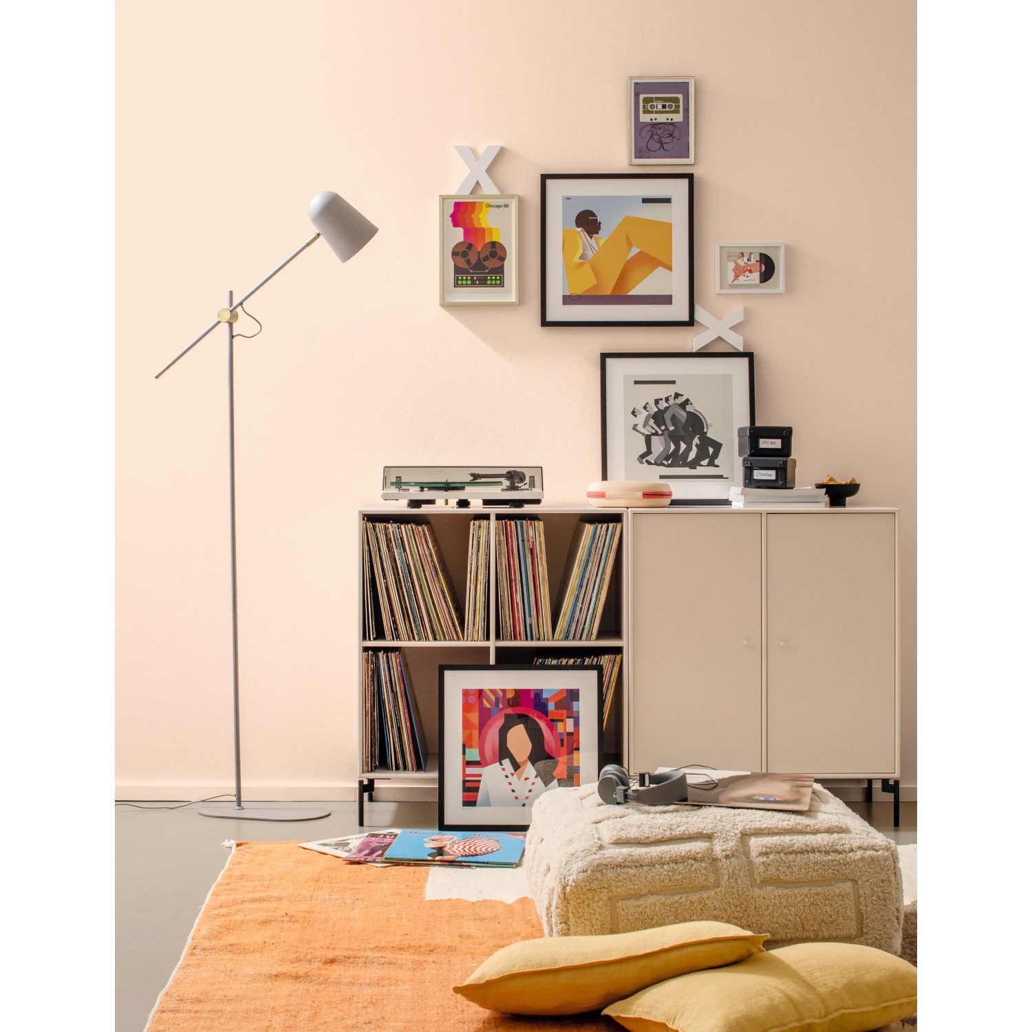 Wohnraum in Pastellorange mit Alpina Wandfarbe, Schallplattenspieler und Teppich.