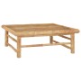 Quadratischer Tisch aus Bambus, Teil des 4-tlg. Garten Lounge Sets mit dunkelgrauen Kissen.