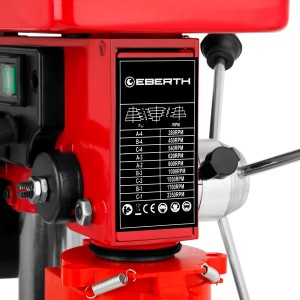 Detailaufnahme EBERTH Tischbohrmaschine mit Geschwindigkeitsstufen-Anzeige.