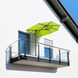 Apfelgrüner Schneider Balkonschirm (150x150 cm) mit Knickfunktion auf einem Balkon.