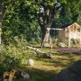 Palmako Toby Spielhaus-Set mit Schaukel und Rutsche im Garten.